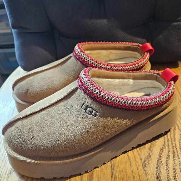 Like New - UGG Tazz Womens Platform  Size 9 - Picture 2 of 10